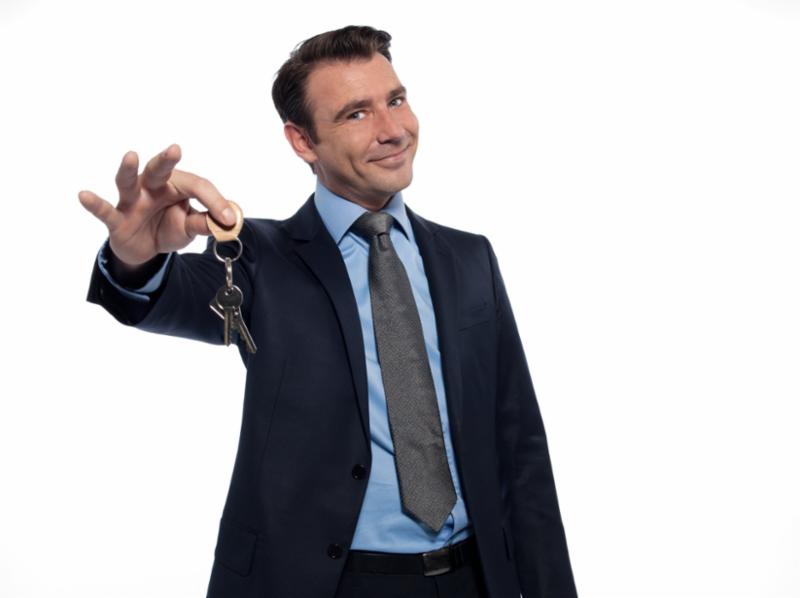 realtor_giving_keys.jpg