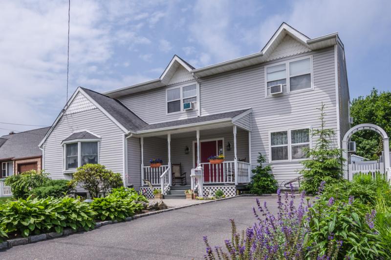 North Babylon Real Estate, 6 Bedroom Beauty with a Pool