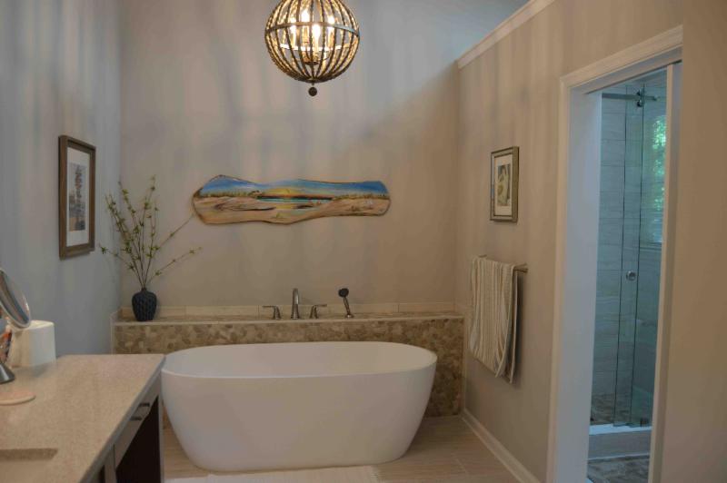 Bathroom, Tub, Freestanding, Pebble Tile Ledge